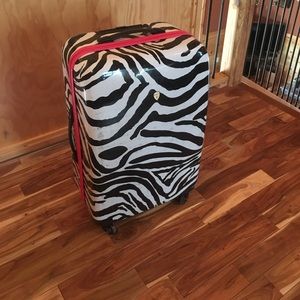 Super cute luggage still in perfect shape!